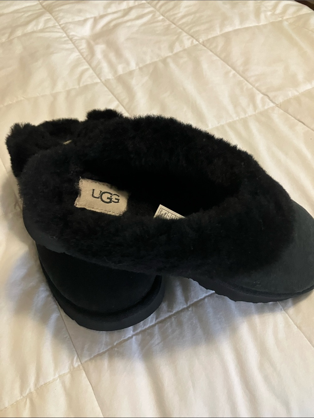 Ugg women’s Scuffette slipper shoes size 8.